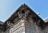 Chennakeshava temple, Beluru, Outward corner with shilabalikes and jalandhara