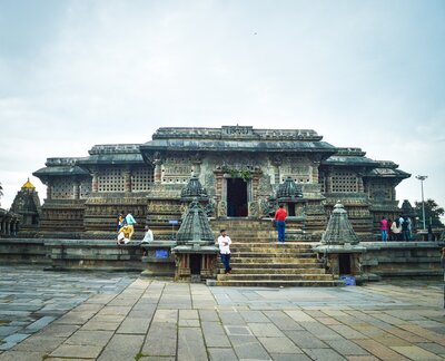 Chennakeshava temple, Beluru, Main entrance - four mini-shrines beside the steps