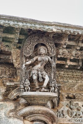 Chennakeshava temple, Beluru, bracket figure - natya sundari - Dancing beauty