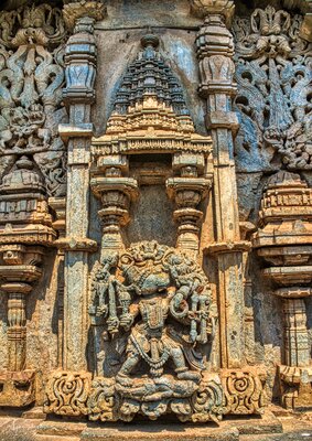 Chennakeshava temple, Beluru, Sculptures in the form of miniature temples, p32