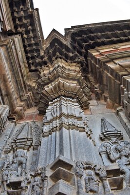 Chennakeshava temple, Beluru, wall reliefs around the sanctum, northern side, , monolithic pillar at the junction of the navaranga and the sanctum