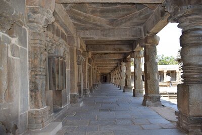 Keshava temple, Somanathapura, Gallery on the west side
