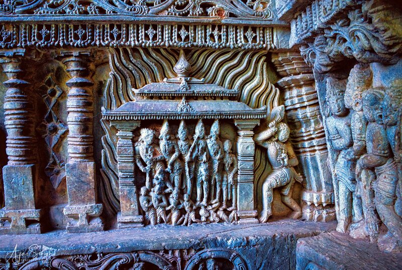 The burning of the Lakshagriha (house of lacquer) with the Pandavs trapped inside. In the Mahabharat, Duryodhana planned to eliminate the Pandav brothers by inviting them to the palace made of lacquer. The panel shows the flames erupting from the house with the Pandavs inside. 