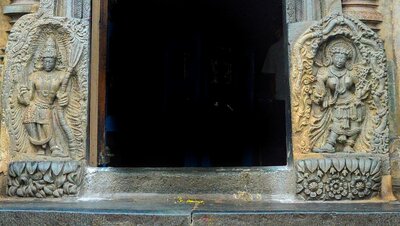 Beluru Chennakeshava temple, Kama and Rathi, Gods of love, at the at the eastern doorway