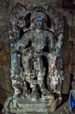 Murtis (idols) adorn the interiors of the garbhgriha (sanctum)