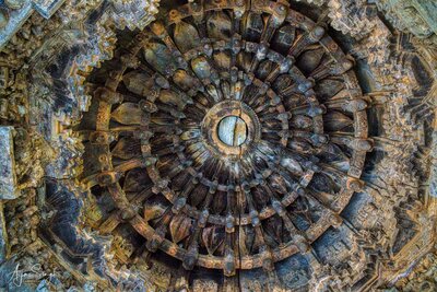 The exquisite workmanship of a roof panel in the temple